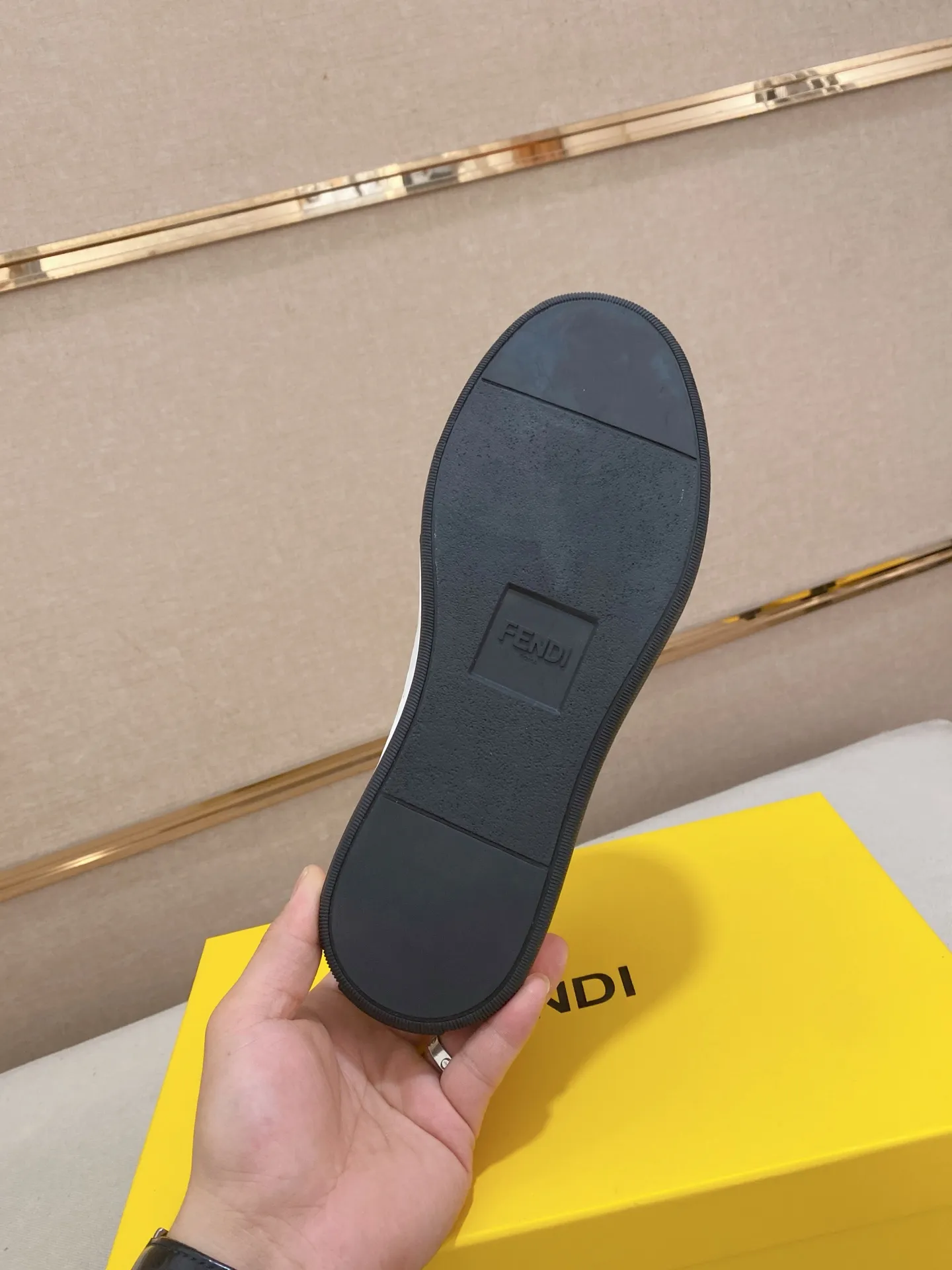 Men's shoes 💰 400💰 (FENDI) New high-top 👊🏻 upper 🇮🇹 imported cowhide fabric 🇩🇪 lining imported sheepskin lining. The original outsole is molded to highlight the identity of every man, and the upper foot is stable and stable🚶🏻🚶🏻The high-end custom counters reproduce the original version📯No matter the wind or rain, the shoe last remains unchanged and can withstand the verification of time🔍️,🔵 Size: 38-44 (45 is custom-made and cannot be returned or exchanged